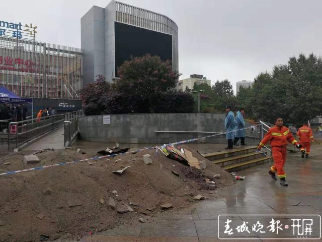 曲靖商场坍塌2.jpg