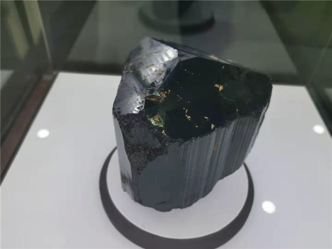 图五 碧玺石