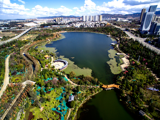 图片7 洛龙湖全景。