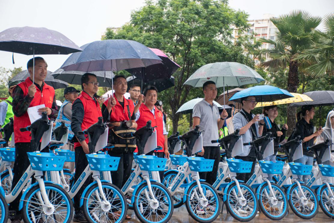 活动在雨中拉开帷幕