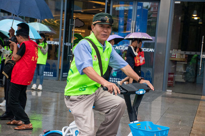 文明志愿者骑行体验哈啰助力车