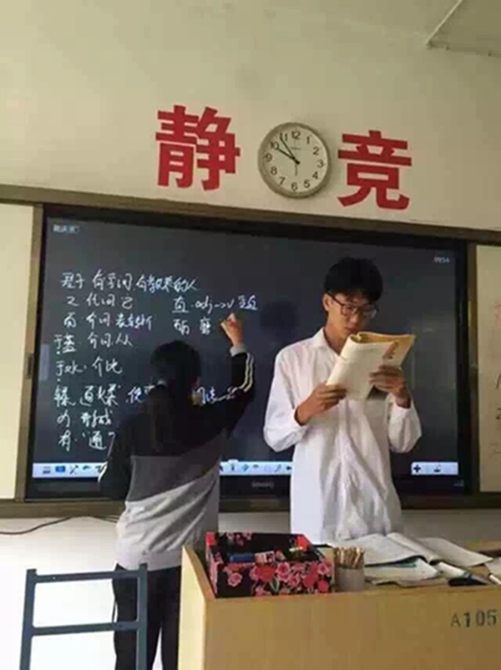 罗云清在早自习上带领同学们朗读 罗云清在早自习上带领同学们朗读