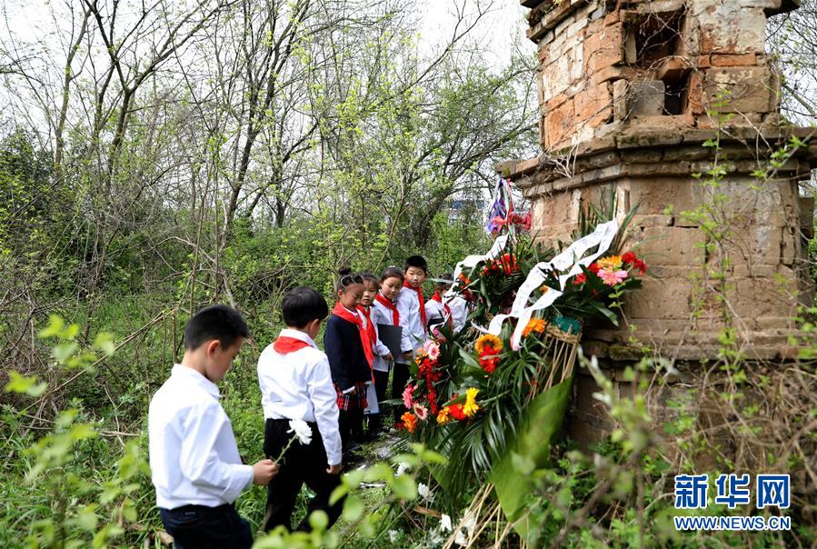 （壮丽70年·奋斗新时代——记者再走长征路·图文互动）（1）没有墓碑，却有丰碑——洪湖畔的永恒哀思