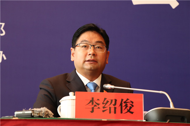宜良县委书记李绍俊发言。