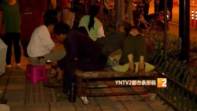 昆明400多拆迁户排队三天三夜22.jpg