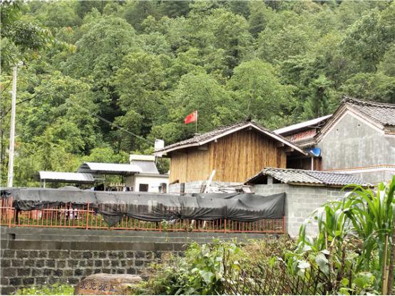 人居环境改善，户户红旗飘飘。记者刁凤云摄