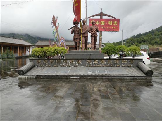 国门广场，每晚都会有村民前来娱乐。记者刁凤云摄