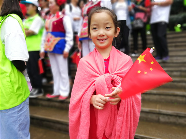 参与合唱的小游客