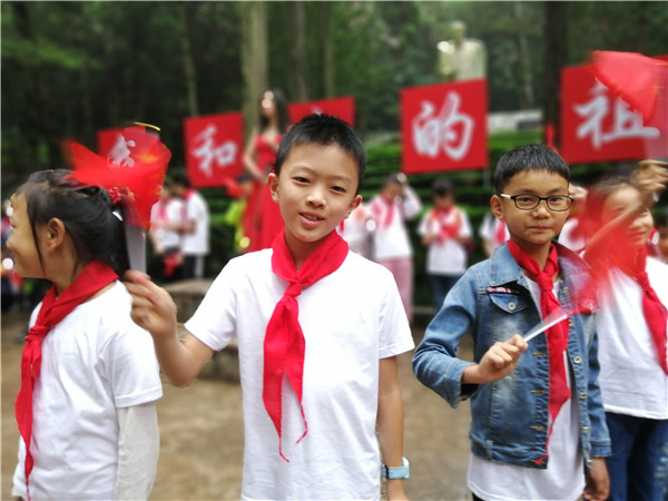 参与快闪活动的少先队员