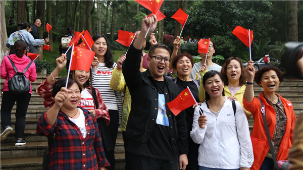 加入合唱的围观群众