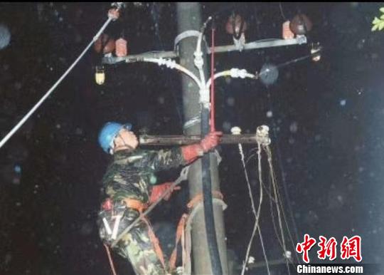 图为电力抢修人员。　钟新 摄