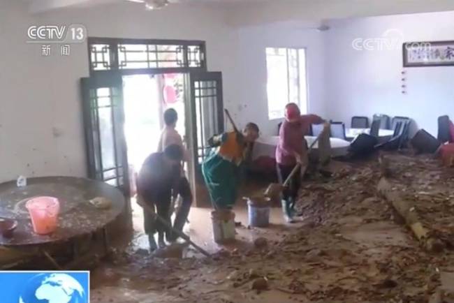 50多人正在饭店吃饭,老板突然说“别吃了,赶紧走!”