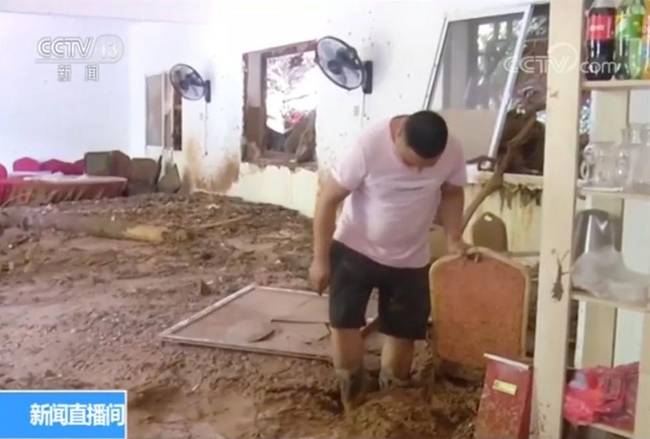 50多人正在饭店吃饭,老板突然说“别吃了,赶紧走!”