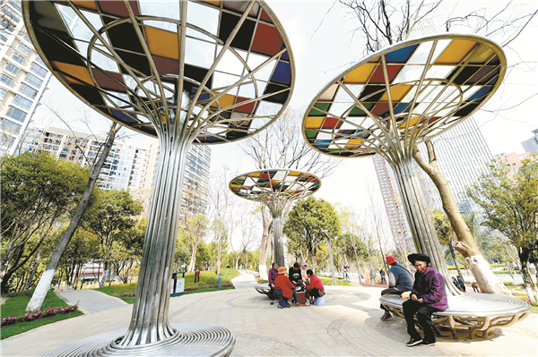 盘龙区老旧小区改造出一个绿地花园。 记者王俊星摄