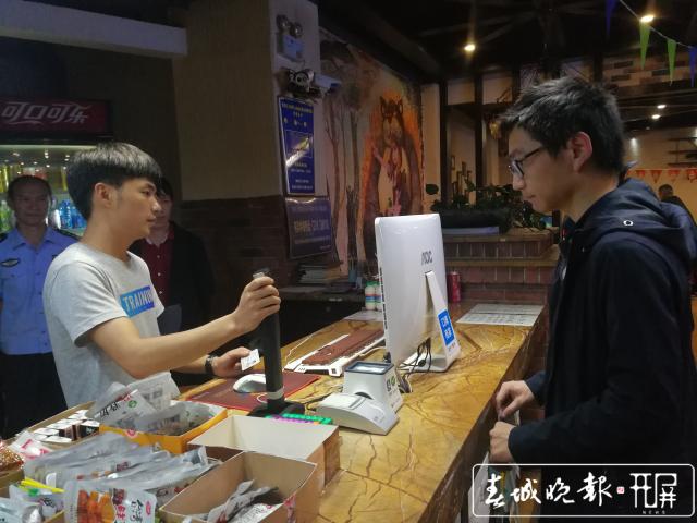 人证合一!曲靖网吧上网刷“脸卡” 全省率先实现网吧“人脸识别”全覆盖 (1).jpg