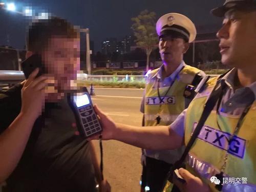 昆明3人酒驾被查，竟拿娃娃当借口6.jpeg