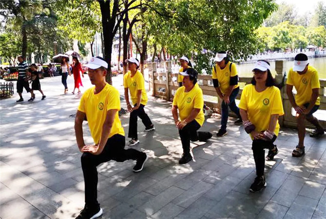 队员进行赛前热身。五华区卫生健康局供图