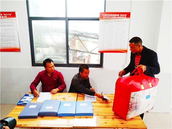 村民凭积分到“动力小站”兑换商品。记者江枫 摄(1)