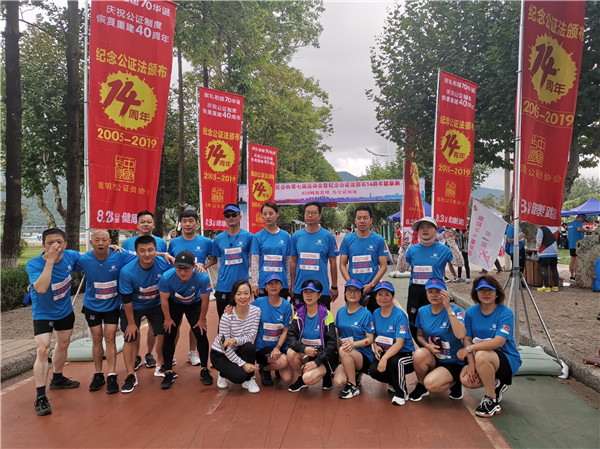 参赛运动员合影。供图