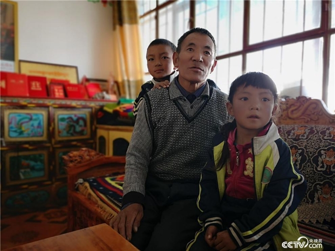 党觉桑布在家中退居二线,工作之余主要照看孙女和孙子。(何川 摄)