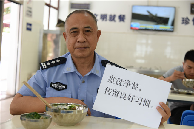 就餐民警展示宣传标语。供图