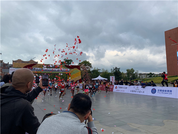 2019广发银行·昆明高原国际半程马拉松赛正式开跑