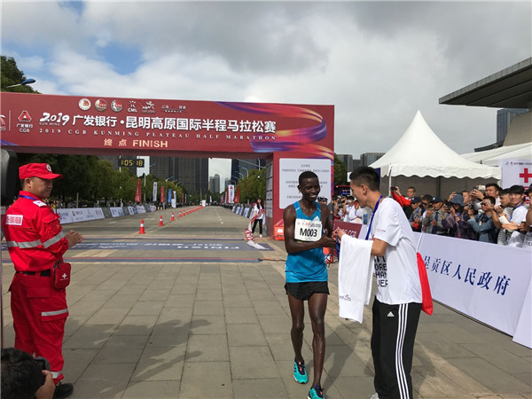 肯尼亚的JOSPHAT KIPROP KIPTIS以1小时5分15秒的获得本次半程马拉松赛第一名