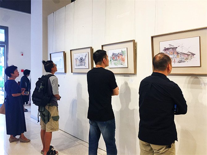 市民观赏钢笔淡彩作品。记者孙红亮摄