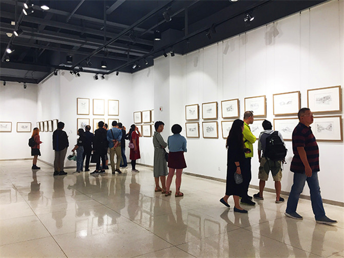 市民观展现场。记者孙红亮摄