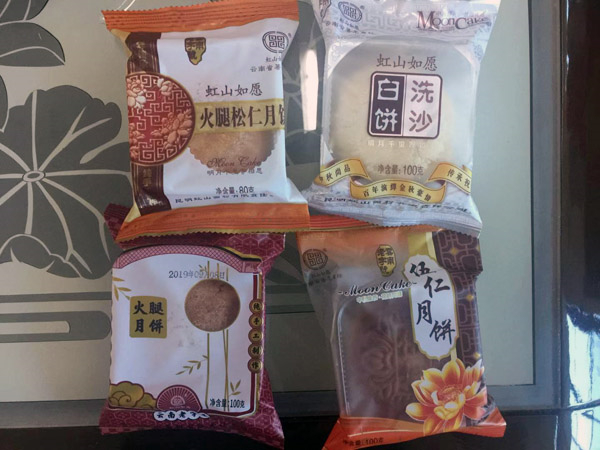 昆明虹山面粉有限责任公司生产的月饼。记者合宇聪摄