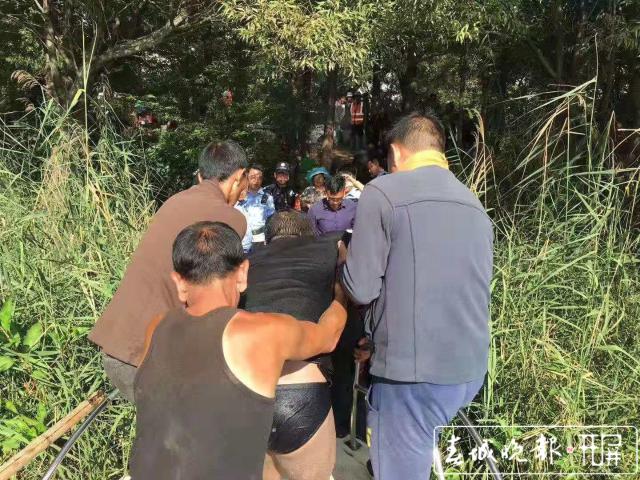 今晨，大理洱海中上演惊险一幕，一渔民偷捕落水1.jpg