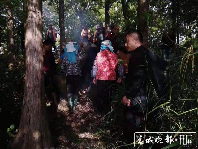 今晨，大理洱海中上演惊险一幕，一渔民偷捕落水.jpg