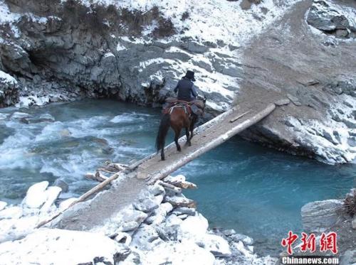 行走在独木桥上的居马泰·俄白克。刘灵波 摄