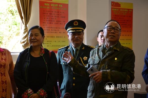 基地负责人关保昌（右一）介绍基地建设情况