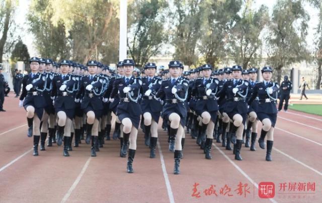 监狱女警
