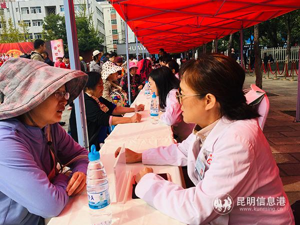 图2 各位专家耐心接诊每一位患者。 图2 各位专家耐心接诊每一位患者。