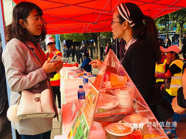 图3 专家热情细致的诊疗服务得到了群众的一致好评。 图3 专家热情细致的诊疗服务得到了群众的一致好评。