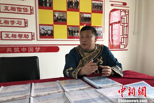 黑龙江省同江市八岔村党支部书记尤明国。张楷欣 摄 点击进入下一页