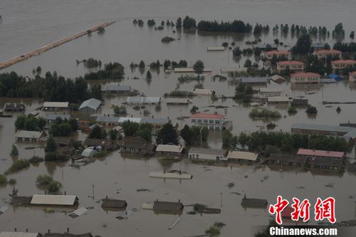 资料图:2013年遭遇洪灾的八岔村。受访者供图 点击进入下一页