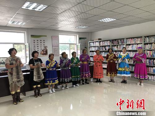 赫哲族妇女表演伊玛堪,右一为吴桂凤。张楷欣 摄 点击进入下一页