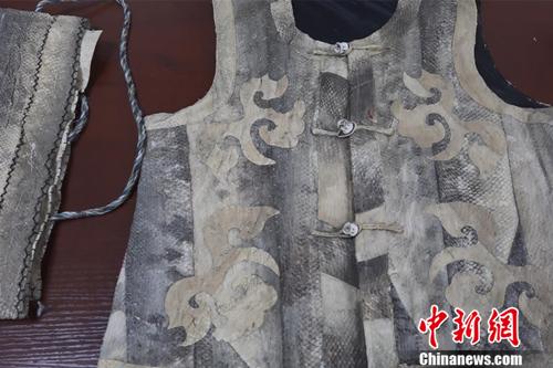 赫哲族传统鱼皮衣。卢捷 摄 点击进入下一页