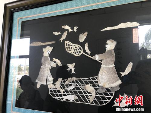 赫哲族传统鱼皮画。张楷欣 摄 点击进入下一页