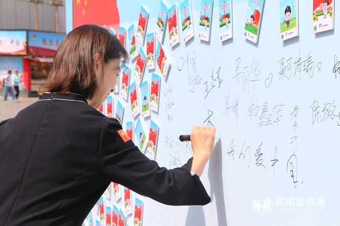 在明信片展示板上留名