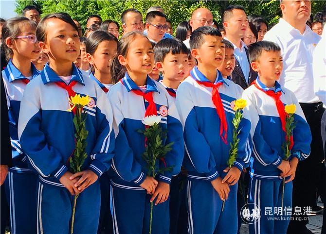 图3 少先队员代表献唱《我们是共产主义接班人》