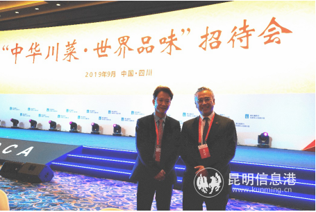 李惠中先生（右）与海外华侨在招待会晚宴现场