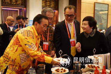 李锦记中国企业事务总监赖洁珊（右）向嘉宾介绍李锦记产品