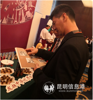 海外华侨认真阅读《家族精神》，了解李锦记企业文化