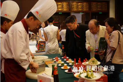 海外华侨纷纷被希望厨师扎实的刀工技艺吸引，叹为观止