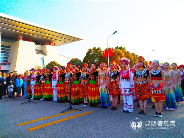 参加升旗仪式的少数民族代表。记者江枫 摄