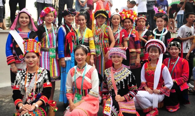 快看!“民族团结”方队里有16朵“云南花”